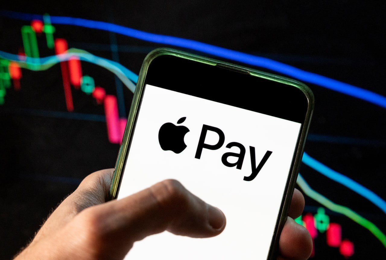 В России разрабатывается аналог платежной системы Apple Pay, который будет работать на основе Bluetooth. Во второй половине 2025-го такой сервис планирует внедрить Сбер, сообщил старший вице-президент банка Дмитрий Малых.  «Сбер планирует запустить оплату покупок через Bluetooth уже во второй половине 2025 года. Система будет работать как Apple Pay. Она позволит клиентам оплачивать покупки, просто приложив смартфон к терминалу», — рассказал Малых «Известиям». Он отметил, что пользоваться смогут владельцы как iPhone, так и Android.