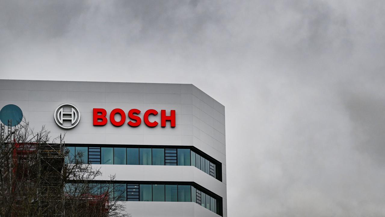 Bosch планирует сократить около 13 000 рабочих мест К концу 2030 года поставщик автомобильного оборудования и запчастей Bosch планирует снизить расходы и сократить около 13 000 сотрудников в основном на немецких предприятиях подразделения Mobility сообщает Tagesschau В прошлом году компания уже сократила 4500 рабочих мест