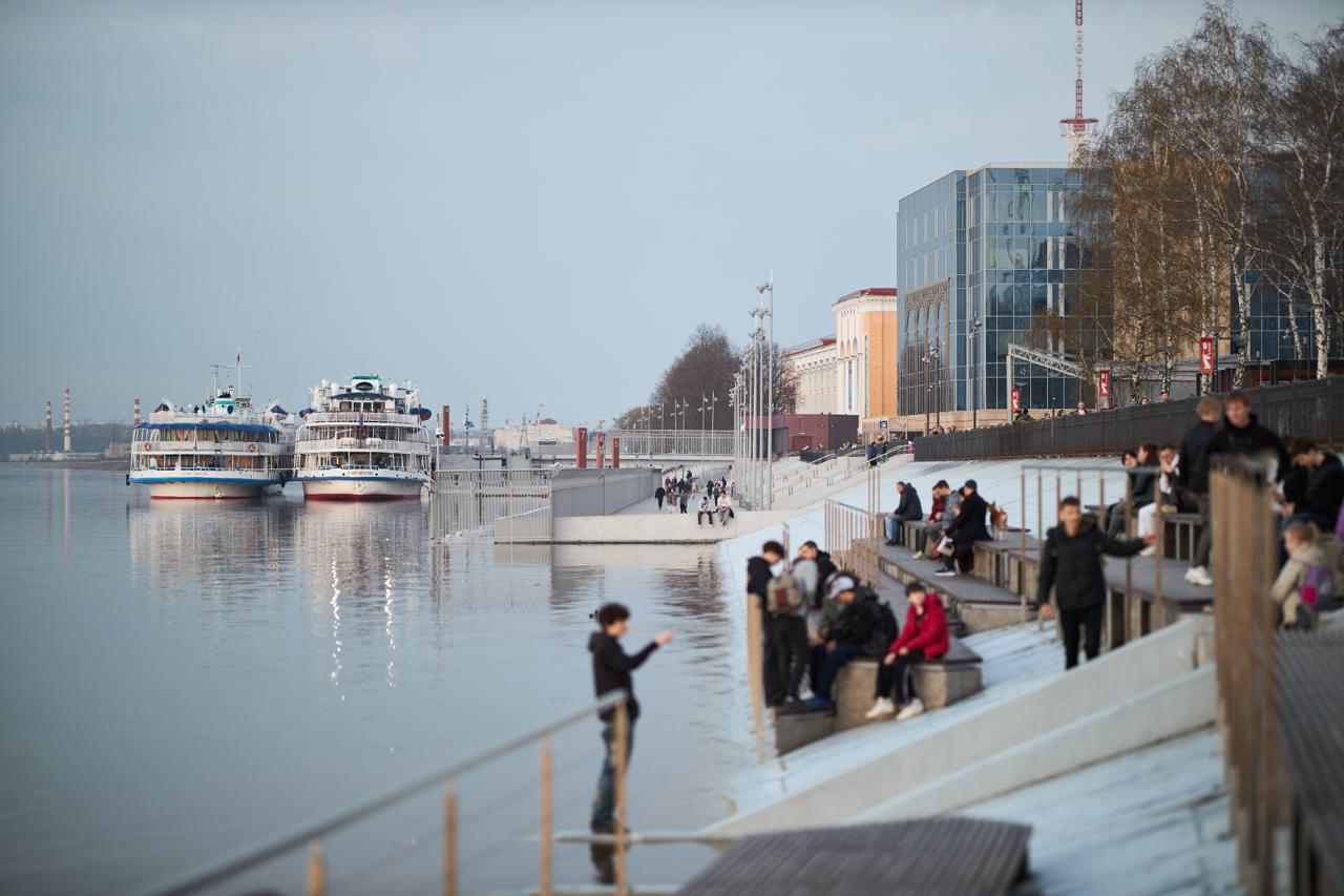 Тем временем приток воды в Камское водохранилище сегодня превысил среднегодовой максимум Сейчас он составил 10800 куб. м/с. Это пока чуть меньше максимума 2022 года и значительно меньше максимума 2020 года. Но из-за затяжных дождей вода продолжит прибывать, сообщает ГИС-центр ПГНИУ. Подпишись на «КП-Пермь»
