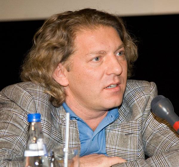 Телеведущий и продюсер Александр Олейников скончался на 61 м году жизни Об этом сообщает РБК со ссылкой на его сына Максима Он уточнил что отец умер этой ночью Александр Олейников получил широкую известность в девяностые годы Он работал на каналах ТВ 6 НТВ Россия и Первом канале