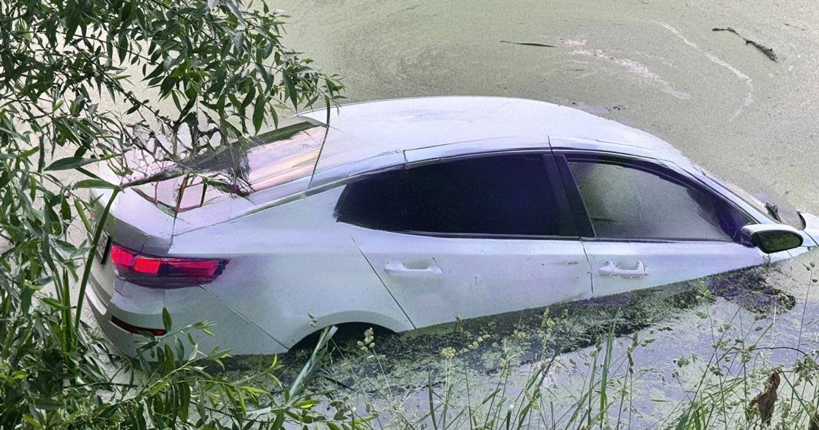 В Новой Москве водитель угодил в пруд, когда потянулся на упавшим телефоном Смешная и немного трагичная история произошла рядом с Дубравным прудом в деревне Николо-Хованское. Она служит очередным напоминанием о том, что телефон в руках за рулем лучше не держать. По данным канала Baza, машина Hyundai проезжала рядом с прудом, а у водителя в руках был телефон. Когда девайс выпал, мужчина потянулся за ним, а вместе с тем случайно сильнее нажал на педаль газа. Результат — через несколько секунд машина отказалась в пруду. Водитель не пострадал, а машину уже достали из воды, уточняет телеграм-канал. В последнее время машины стали тонуть все чаще. Например, только в конце апреля под Зеленоградом один водитель утопил свой Porsche.