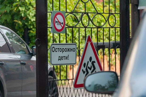 В детском лагере под Туапсе семилетнего мальчика из Петербурга пытались изнасиловать Во время первой смены трое старших воспитанников систематически издевались над ребёнком — оскорбляли и пытались совершить насильственные действия. После возвращения домой мальчик рассказал о случившемся родителям, которые незамедлительно обратились в правоохранительные органы. Сейчас ведётся расследование этого вопиющего инцидента. Родители пострадавшего ребёнка намерены добиваться справедливости и привлечения виновных к ответственности. Флэш Питер - подписаться