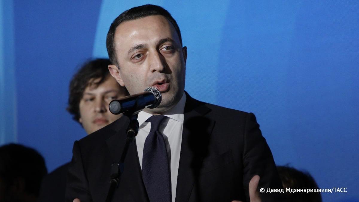 Ираклий Гарибашвили, лидер правящей партии Грузии, объявил о своем решении покинуть политическую арену. Это заявление прозвучало в ходе его последнего публичного выступления, где он поделился размышлениями о своем вкладе в развитие страны и пожелал успехов своим коллегам и наследникам в дальнейшем управлении государством.