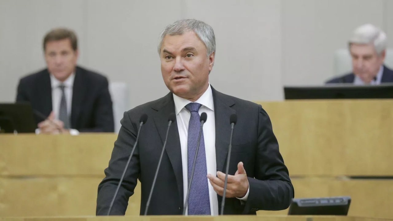 Вячеслав Володин выступил с поздравлениями по случаю Дня защиты детей. Спикер Госдумы поблагодарил родителей, учителей и всех, кто участвует в воспитании.  По его данным, более 50 федеральных законов, направленных на защиту прав и интересов детей, создание условий для их гармоничного развития и воспитания, были приняты с 2021 года.