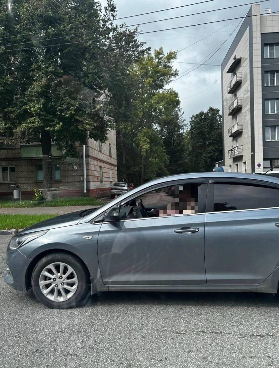 Обнинский водитель за рулем с маленьким ребенком на руках заинтересовал полицию Рядом было видно еще и младенца Авто двигалось по городской дороге Фото и видео появились накануне в соцсетях 30 летнего гражданина пригласили в отдел для разбирательства где он пояснил что дети сильно расплакались и так их пытались успокоить Жена взяла младшего на руки второго он посадил к себе за руль Водителю выписали штраф за нарушение правил перевозки несовершеннолетних пассажиров ES канал Подписаться