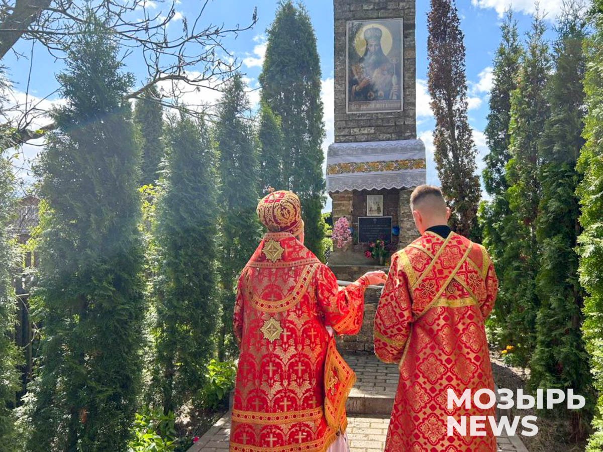 В агрогородке Скрыгалов почтили память священномученика Макария Киевского Торжества начались в одноименном храме, где епископ Туровский и Мозырский Леонид совершил литургию при участии священнослужителей со всей Туровской епархии. По окончании богослужения духовенство, прихожане и паломники совершили крестный ход к памятнику на месте убиения священномученика Макария, митрополита Киевского. Крестный ход шел по центральной улице агрогородка, к торжественному шествию постепенно присоединялись и сельчане. Подробности на сайте МОЗЫРЬ NEWS.