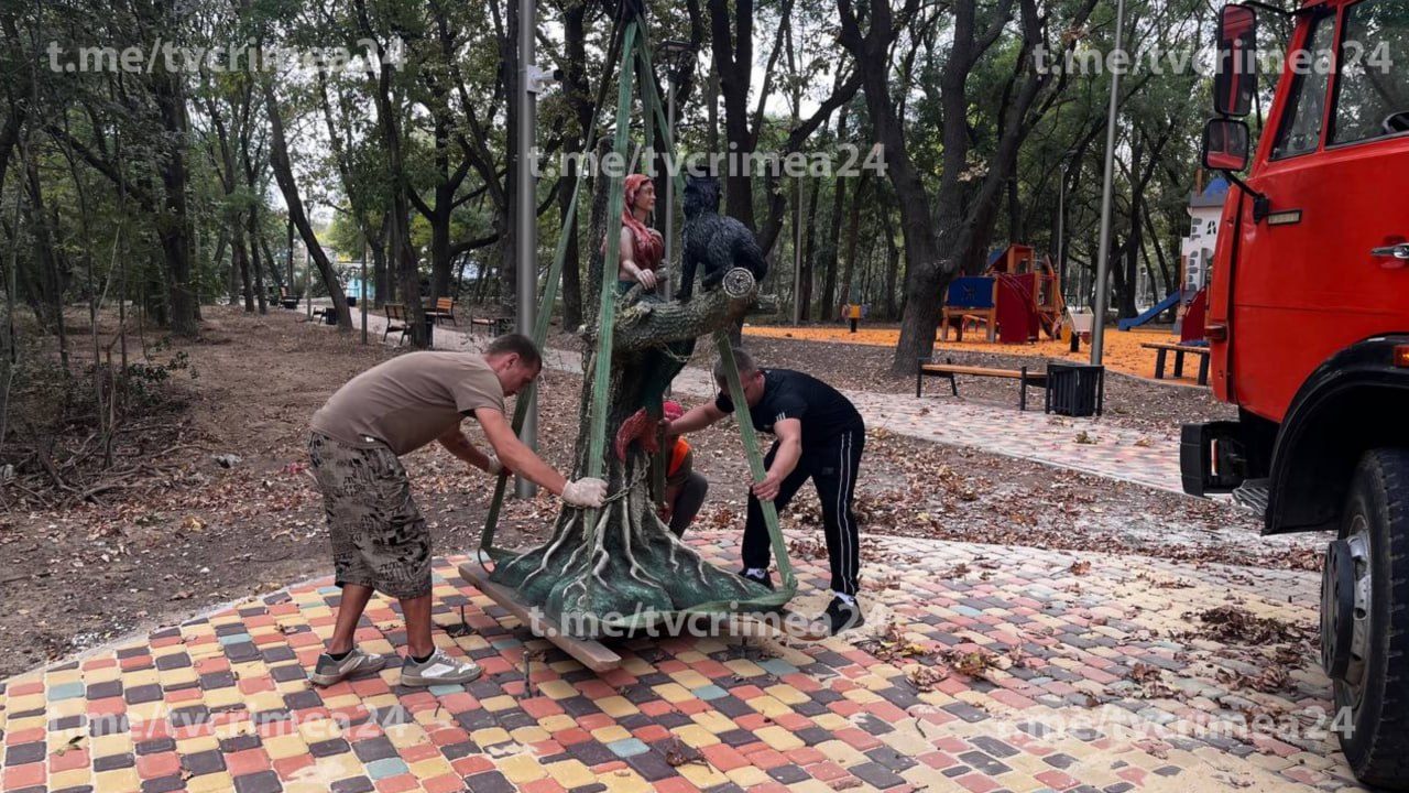 В керченском Казённом саду появились статуи жителей сказочного Лукоморья  Благоустройство общественной территории на завершающем этапе. Сегодня строители приступили к монтажу главных декоративных элементов — двухметровых персонажей поэмы Александра Пушкина «Руслан и Людмила».  Всего фигур будет шесть. Одна часть выполнена из арт-бетона, другая — из дерева. Статуи украсят центральную аллею Казённого сада.  Крым 24