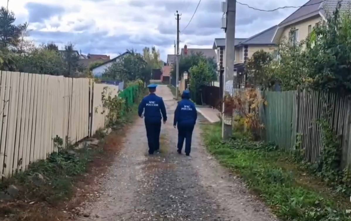 В Самарской области сотрудники Госпожнадзора МЧС России напомнили дачникам о правилах пожарной безопасности МЧС России напоминает не складируй топливо на предтопочном листе не разжигай печи легковоспламеняющимися жидкостями не перекаляй печь не используй вентиляционные и газовые каналы в качестве дымоходов перед отопительным сезоном очисть печь и дымоход от сажи не оставляй топящуюся печь без присмотра и не поручай надзор за ней ребенку Фото МЧС России   Подписаться на truekpru Читать нас в MAX