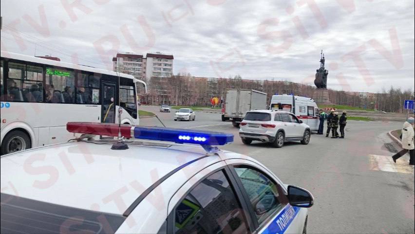 В Сургуте сбили велосипедиста Инцидент произошел на проспекте Ленина в районе дома №35 на нерегулируемом пешеходном переходе. Сейчас велосипедиста осматривает скорая. На месте работают правоохранители. Подписаться Прислать новость