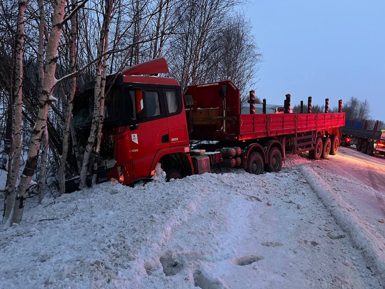 В районе 269 километра автодороги «Сургут — Салехард» столкнулись автомобили «Шахман» и «Газель». Водителя «Газели» осматривает бригада скорой помощи.   На месте работают оперативные службы, подробности аварии устанавливают сотрудники полиции.   Фото: Госавтоинспекция Ноябрьска    Новости Ямала   Поддержать нас бустом