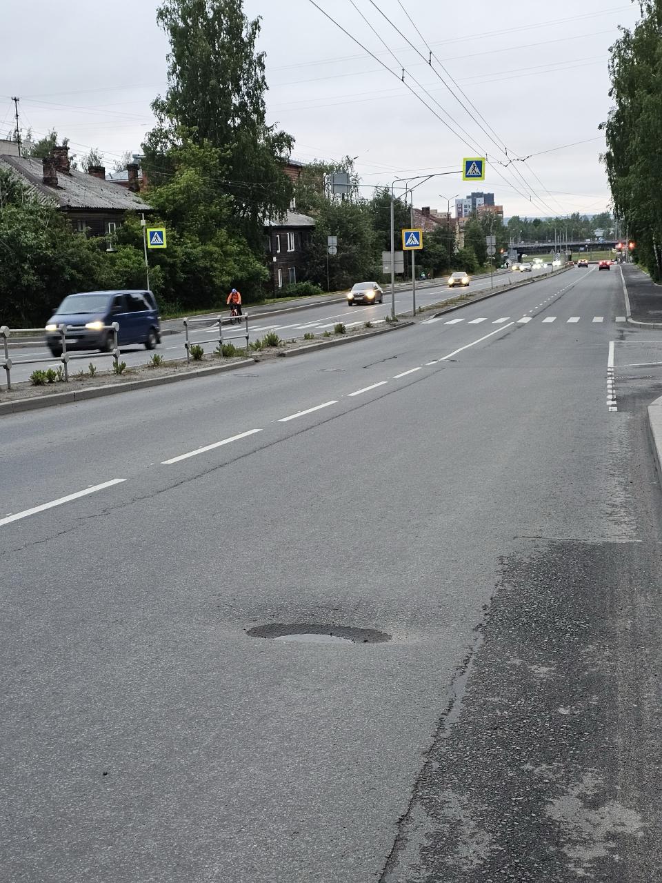 Скрытая яма образовалась на дороге в Петрозаводске. В правой полосе на спуске по улице Чапаева, перед перекрёстком с Фурманова, просел асфальт. Место провала замаскировано лужей - заметить его трудно, особенно в сухую погоду. В соцсетях предупреждают: если попасть в это место на скорости, можно серьёзно повредить подвеску. 5 5 5 Подписаться Прислать новость
