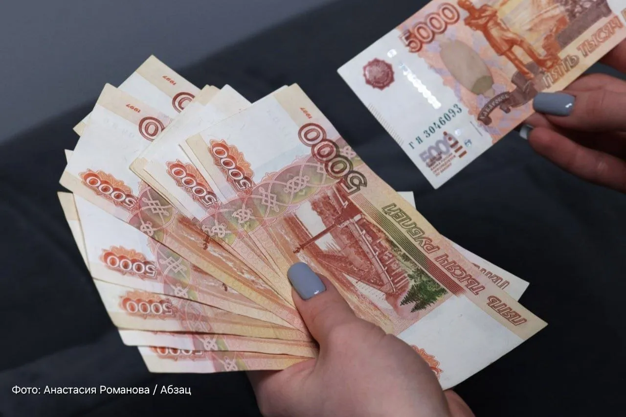 Банда попрошаек зарабатывала на сочувствии россиян к раненым бойцам СВО В Генпрокуратуру поступили материалы дела о мошенничестве фигурантками которого стали несколько девушек пишет Коммерсант Они наживались на историях про родственников которые якобы пострадали в зоне спецоперации Одна из участниц банды развела пассажира в аэропорту Шереметьево Аферистка рассказала историю о том как ее отец лежит в госпитале Владивостока а она потеряла билет к нему В итоге сердобольный мужчина перевел обманщице 35 тысяч рублей Также мошенницам переводили по 70 80 и даже 200 тысяч рублей В скором времени они предстанут перед судом Ни совести ни чести ни стыда   Подпишитесь на Абзац в Mах