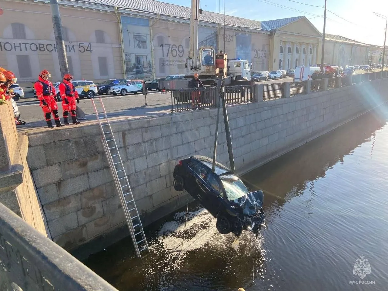 Машина улетела в Обводный канал пробив ограждение ДТП произошло ранним утром на Лермонтовском проспекте Машину извлекли из воды с помощью автокрана Поисково спасательной службы Санкт Петербурга В результате происшествия пострадали двое мужчин они госпитализированы К ликвидации последствий привлекались силы МЧС 3 единицы техники и 15 человек личного состава GradSPb в MAX подпишись