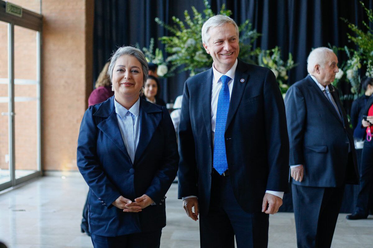 Социалистка Жанет Хара и консерватор Хосе Антонио Каст выходят во 2 й тур Подсчитано 90 15 Жанет Хара 26 74 Хосе Антонио Каст 24 07 Франко Париси популист 19 52 Йоханнес Кайсер палеолибертарианец 13 94 Эвелин Матей правоцентристка 12 62 Харольд Мейн Николс центрист 1 27 Марко Энрикес Оминами левоцентрист 1 19 Эдуардо Артес коммунист 0 66 выборыЧили latamliberal