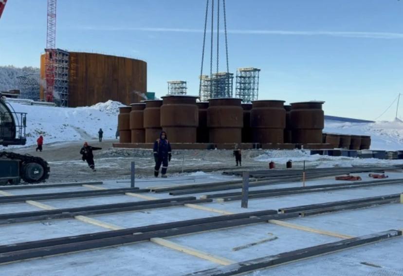 Строительство Ленского моста в Якутии продолжается в круглосуточном режиме Проект имеющий стратегическое значение для транспортной связанности Дальнего Востока и Арктической зоны реализуется в сложных природно климатических условиях и требует применения уникальных инженерных решений многие из которых не имеют аналогов в мировой практике мостостроения В настоящее время на объекте задействовано более 100 специалистов сообщает пресс служба регионального правительства Завершаются работы по сборке 10 го коффердама правобережной ограждающей конструкции предназначенной для возведения пилонов вантового моста Параллельно выполняются работы по его подготовке к спуску в акваторию реки в навигацию 2026 года Одновременно начата сборка крупнейшего 9 го коффердама центрального пилона В настоящее время ведётся укрупнительная сборка плит и стен данной конструкции Центральный коффердам является самым крупным элементом проекта его диаметр составляет Фото правительства РС Я Читать подробнее на сайте   YakutiaMedia Новости Якутии