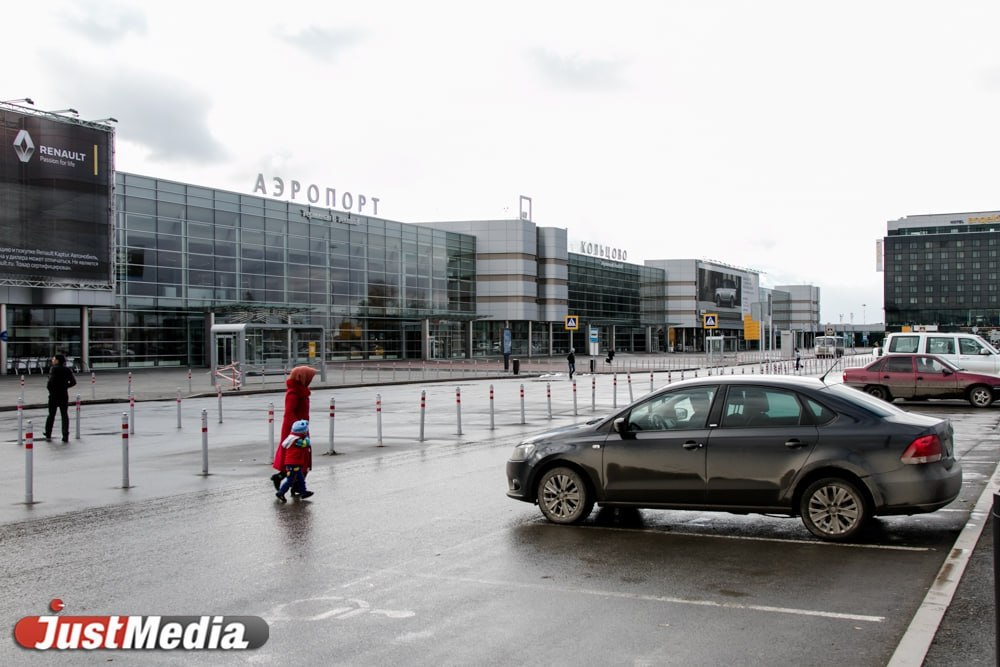 Парковка у аэропорта Кольцова с 20 декабря станет дороже. На краткосрочной парковке Р1 стоимость первого часа не изменится и будет по-прежнему составлять 300 рублей. Первые сутки с 20 декабря теперь будут стоить 800 рублей. Цена за стоянку на двое суток составит 1600 рублей, на трое суток – 2350 рублей, на четверо суток – 3100 рублей, на пять суток – 3850 рублей.   Оставить машину на период в пределах двух суток на долгосрочной парковке Р2 с 20 декабря можно будет за 1600 рублей. Чем на более длительный срок автовладелец оставит автомобиль, тем ниже будет цена стоянки из расчета в сутки. Таким образом, припарковать машину на период в пределах 5 суток можно будет за 3350 рублей, 7 суток – 3850 рублей, 10 суток – 4400 рублей. Цена стоянки в течение 15 и 20 дней не изменится и составит 5600 и 6800 рублей соответственно.    Изменения коснутся и тарификации на долгосрочной «недельной» парковке Р6. Сегодня автовладельцы при пользовании этой стоянкой оплачивают 1500 рублей за парковку до 7 дней – даже в случаях, когда оставляют машину на меньший срок. С 20 декабря вводятся новые периоды оплаты. Оставить машину на период в пределах двух суток здесь можно будет за 1200 рублей. Стоянка в период до трех суток будет стоить 1500 рублей, четырех суток – 1800 рублей, пяти суток – 2100 рублей, 6 суток – 2400 рублей, 7 суток – 2700 рублей, сообщает Телеграм-канал аэропорта.  Там также отмечается, что индексация произойдёт впервые за 2,5 года. Решение было принято в связи с общим ростом расходов на эксплуатацию и содержание парковочного комплекса.