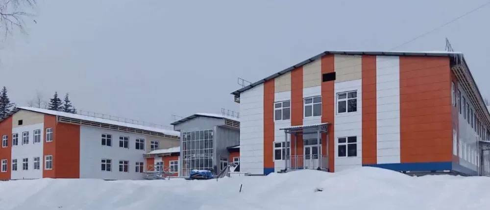 Строительство школы в Экимчане завершат в следующем году На объекте сейчас проводят инженерные работы В поселке Экимчан Селемджинского района продолжается строительство новой школы на 165 мест в рамках государственной программы Развитие образования Объект возводят на улице Школьной О ходе работ рассказали в пресс службе правительства Амурской области В школе оборудуют учебные кабинеты спортивный и актовый залы Объект рассчитан на 30 старшеклассников 60 учеников начального звена и 75 учащихся средних классов Новый подрядчик приступивший к работам в октябре уже завершил прокладку наружных сетей и сейчас монтирует внутренние инженерные коммуникации Ход работ ежедневно отслеживает инженер строительного контроля Сдать школу в эксплуатацию планируется в 2026 году Фото пресс службы правительства Амурской области ТЕЛЕПОРТ РФ здесь все об Амурской области Мы в МАХ Написать нам