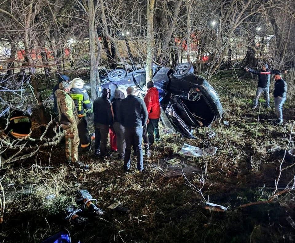 Серьезное ДТП под Кулешовкой: двое погибли, один ранен   Вечером 22 января на трассе Ростов-Азов 27-летний водитель не справился с управлением из-за превышения скорости, съехал в кювет и врезался в дерево. Он и его пассажир погибли. Другой пассажир 16 лет госпитализирован.   Обстоятельства аварии уточняются.     Предложи нам новость