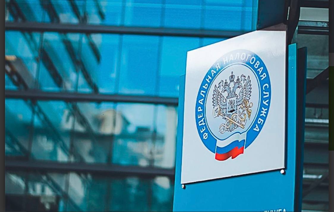 На пунктах выдачи самого популярного в Крыму маркетплейса нашли неоформленных сотрудников и дополнительные доходы продавцов В ходе обследования 920 пунктов выдачи заказов самого популярного в Крыму российского маркетплейсасотрудниками Управления ФНС России по Республике Крым были установлены факты использования труда неоформленных работников В результате легализован труд 350 сотрудников вследствие чего они получили официальное трудоустройство и социальные гарантии Кроме того в налоговой проинспектировали продавцов реализующих свои товары на площадке маркетплейса таких в Крыму насчитали чуть более 4 тысяч С помощью риск ориентированного анализа провели мониторинг их деятельности сравнили данные отчетности и движение денежных средств по счетам В итоге к задекларированным ранее доходам за 2024 год в сумме 22 млрд рублей предприниматели самостоятельно добавили еще 1 1 миллиарда Пункт выдачи заказов может открыть любой человек достаточно зарегистрироваться в качестве организации или ИП Отдельные требования предъявляются к помещениям необходимо закупить соответствующее оснащение и оборудование Производители и дистрибьюторы самостоятельно формируют ассортимент и розничные цены а сам маркетплейс зарабатывает на комиссии с продаж Платежи от клиентов пункты выдачи не принимают все финансовые операции берет на себя маркетплейс а значит не нужны онлайн касса и торговый эквайринг Со всех сторон схема работы прозрачна а значит вопросов со стороны контролирующих органов не возникнет так думали нерадивые работодатели принимая на работу сотрудника без оформления Только математика оказалась проста как правило ПВЗ работают от зари до зари и без выходных При таком графике предполагается сменность следовательно требуется как минимум два человека Работая в одиночку владелец просто не сможет соблюсти стандарты работы торговой площадки поэтому наличие неоформленных работников мы просчитали еще не выходя на обследование отметил руководитель Управления ФНС России по Республике Крым Роман Наздрачев