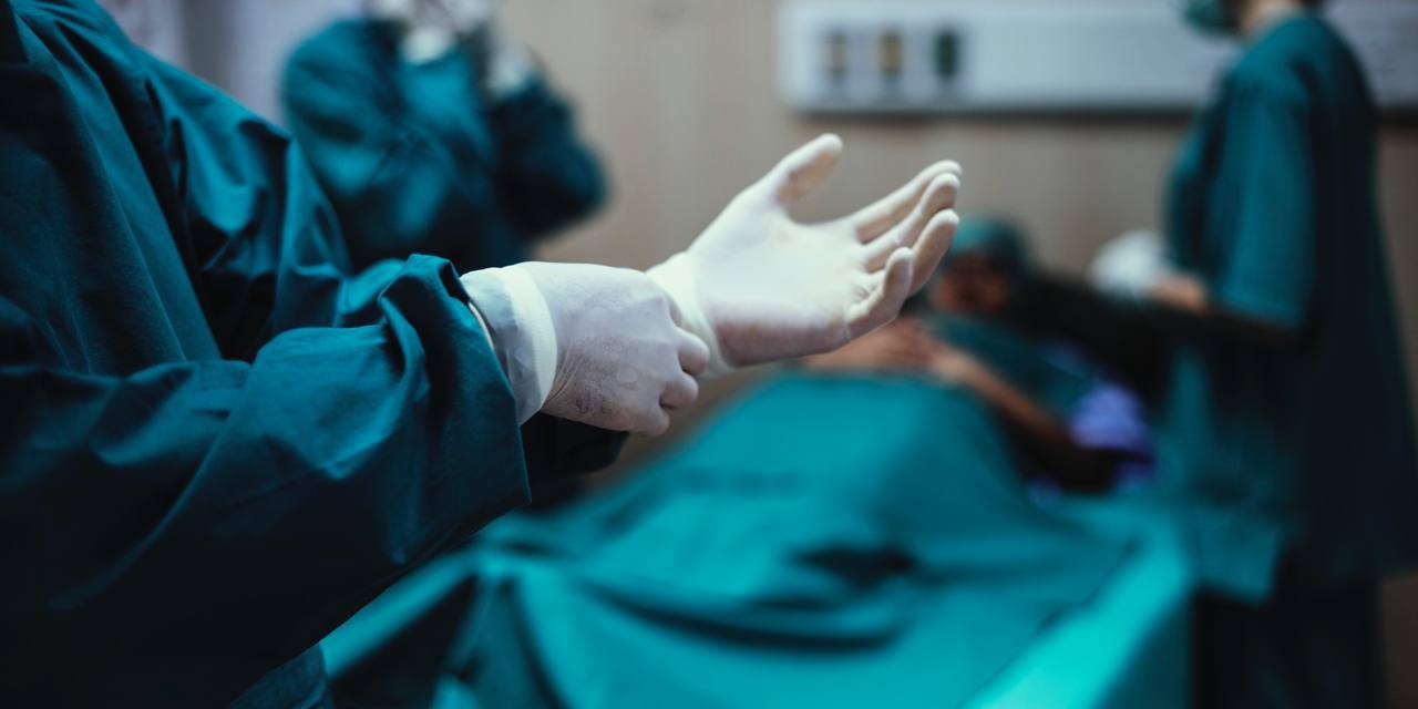 Врачи Детской областной больницы успешно провели 65 высокотехнологичных операций детям с заболеваниями глаз Отделение офтальмологии помогает детям с различными заболеваниями глаз включая миопию гиперметропию амблиопию косоглазие врожденные аномалии век и хрусталика В 2025 году врачи АОДКБ впервые начали оказывать высокотехнологичную медпомощь за счет субсидий федерального бюджета Так в 2024 году было проведено 215 хирургических вмешательств по коррекции косоглазия а в текущем году число достигло 256 Это связано как с ростом числа пациентов так и с улучшением диагностики На сегодняшний день нуждающихся в оперативном лечении детей нет все получают медпомощь своевременно Специалисты продолжают работать над расширением методов диагностики и лечения детей с офтальмологическими патологиями