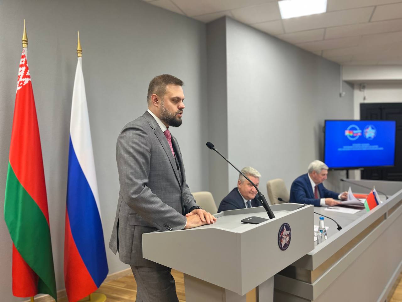 Артем Туров член Комиссии Парламентского Собрания по сохранению и защите исторической памяти заместитель председателя Комитета Государственной Думы по делам Содружества Независимых Государств евразийской интеграции и связям с соотечественниками во время заседания выдвинул предложение о создании многоязычного сайта где будет размещена информация о советских героях Артем Туров подчеркнул что сейчас информация о событиях Великой Отечественной войны часто подвергается искажению и даже уничтожению Особенно на территории Прибалтики Польши и Украины Именно для сохранения исторической правды и планируется создание сайта доступ к которому будут иметь граждане не только Союзного государства но и зарубежных стран Читайте нас на САЙТЕ и в соцсетях Instagram ВК Одноклассники Facebook