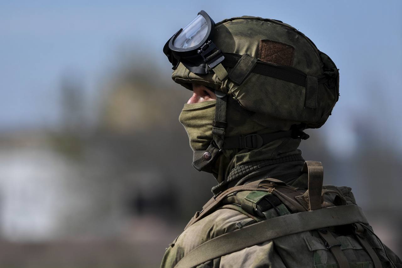 Правительство расширило гарантии бесплатного проезда к месту отпуска и обратно для мобилизованных и служащих по контракту работников Крайнего Севера Граждане, работающие на Крайнем Севере, мобилизованные или проходящие военную службу по контракту в составе Росгвардии и участвующие в СВО, смогут воспользоваться компенсацией расходов на оплату стоимости проезда в отпуск и обратно после возвращения со службы. Право на компенсацию по закону имеют граждане, которые работают на Крайнем Севере и приравненных к нему территориях. Раз в 2 года за счет работодателя им возмещается стоимость проезда и провоза багажа к месту отпуска и обратно. По Трудовому кодексу с мобилизованными или подписавшими контракт на прохождение военной службы трудовой договор по месту работы приостанавливается, но сохраняется. Таким образом, право на компенсацию проезда в отпуск и обратно у тех из них, кто работает на Крайнем Севере, остается. Чтобы граждане смогли воспользоваться льготой после возвращения, Правительство ранее приняло решение закрепить эту норму постановлением. Теперь она распространяется и на тех работников Крайнего Севера, кто выполняет задачи СВО в составе войск Росгвардии. Гарантия бесплатного проезда к месту отпуска и обратно для всех мобилизованных и служащих по контракту участников специальной военной операции из числа граждан, работающих на Крайнем Севере, сохраняется на весь срок службы по мобилизации или по контракту. Ранее она действовала 1 год.