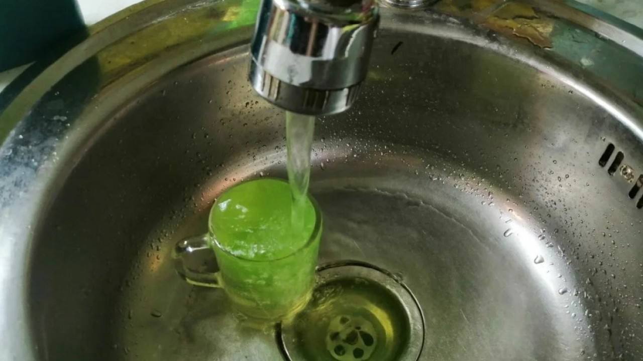 Жители Ленинского готовьтесь к возможной зеленой воде из крана В УСТЭК Челябинск заявили что закончили реконструкцию бойлерной ЧКПЗ что может сделать работу теплосетей стабильнее Но для проверки нового оборудования и выявления возможных повреждений в теплоноситель на несколько дней добавят краситель Уранин А Ситуация коснется жителей частного сектора по улицам Уральская Феди Горелова Пирогова Бессарабская Каменская Прессовщиков Волгодонская Безымянная и Кисловодская В УСТЭК говорят что краситель безопасен для людей Но если пошла зеленая вода значит где то есть повреждения и вода не пригодна для питья Подписаться Прислать новость novosti chelyab bot
