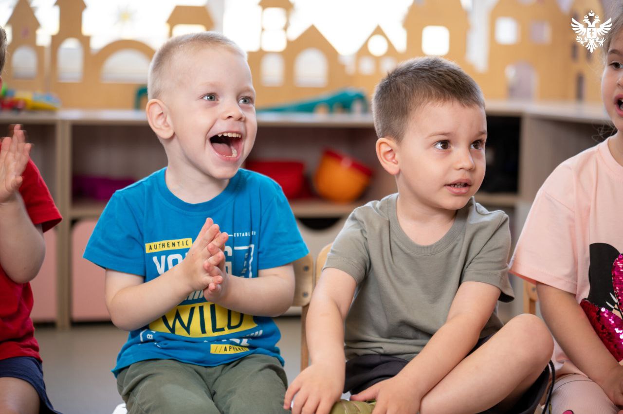 В Херсонской области расширили полномочия муниципалитетов по защите детей Местные власти Херсонской области получат полномочия по опеке и попечительству Это предусмотрено региональным законом который вступил в силу 1 января 2026 года для усиления профилактики детского неблагополучия и социального сиротства сообщает Херсонское агентство новостей В муниципалитеты нашего региона будут передаваться полномочия органов опеки и я думаю что на местах будет организована работа более оперативно более четко отметила Уполномоченный по правам ребенка в Херсонской области Ирина Кравченко Также в 2026 году в каждом муниципалитете планируют создать институт общественных представителей детского омбудсмена для оперативного решения вопросов на местах Основными задачами уполномоченного остаются организация гуманитарной помощи защита детей оказавшихся в трудной жизненной ситуации и мониторинг соблюдения их прав Сайт ВК ОК MAX Администрация Херсонская область VGA Kherson SALDO VGA