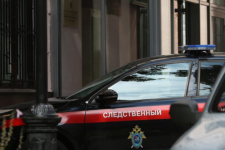 В Сочи задержали активистку по подозрению в посредничестве при даче взятки властям Следственные органы предполагют, что она выступила связующим звеном при передаче денежных средств неустановленным должностным лицам администрации города в обмен на содействие в получении участка в Лазаревском районе, сообщил «Ъ-Сочи» собственный источник в правоохранительных органах. Заявила о преступлении местная жительница, которая по просьбе посредницы перевела 60 тысяч рублей на банковскую карту третьим лица, чтобы ей позволили получить аренду на землю. Ведется следствие. Но официальных комментариев пока нет.