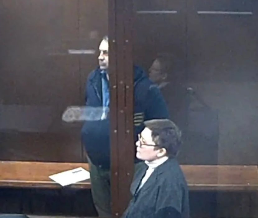 В Москве направлено в суд уголовное дело о картеле созданном ответственным сотрудником Минтранса По версии МВД замдиректора департамента Владимир Луговенко ограничивая конкуренцию организовал проведение аукционов и подписание контрактов в различных регионах без проведения ценовой борьбы В итоге по подсчетам силовиков злоумышленники получили без малого 1 млрд руб незаконного дохода Суды общей юрисдикции города Москвы Ъузнал