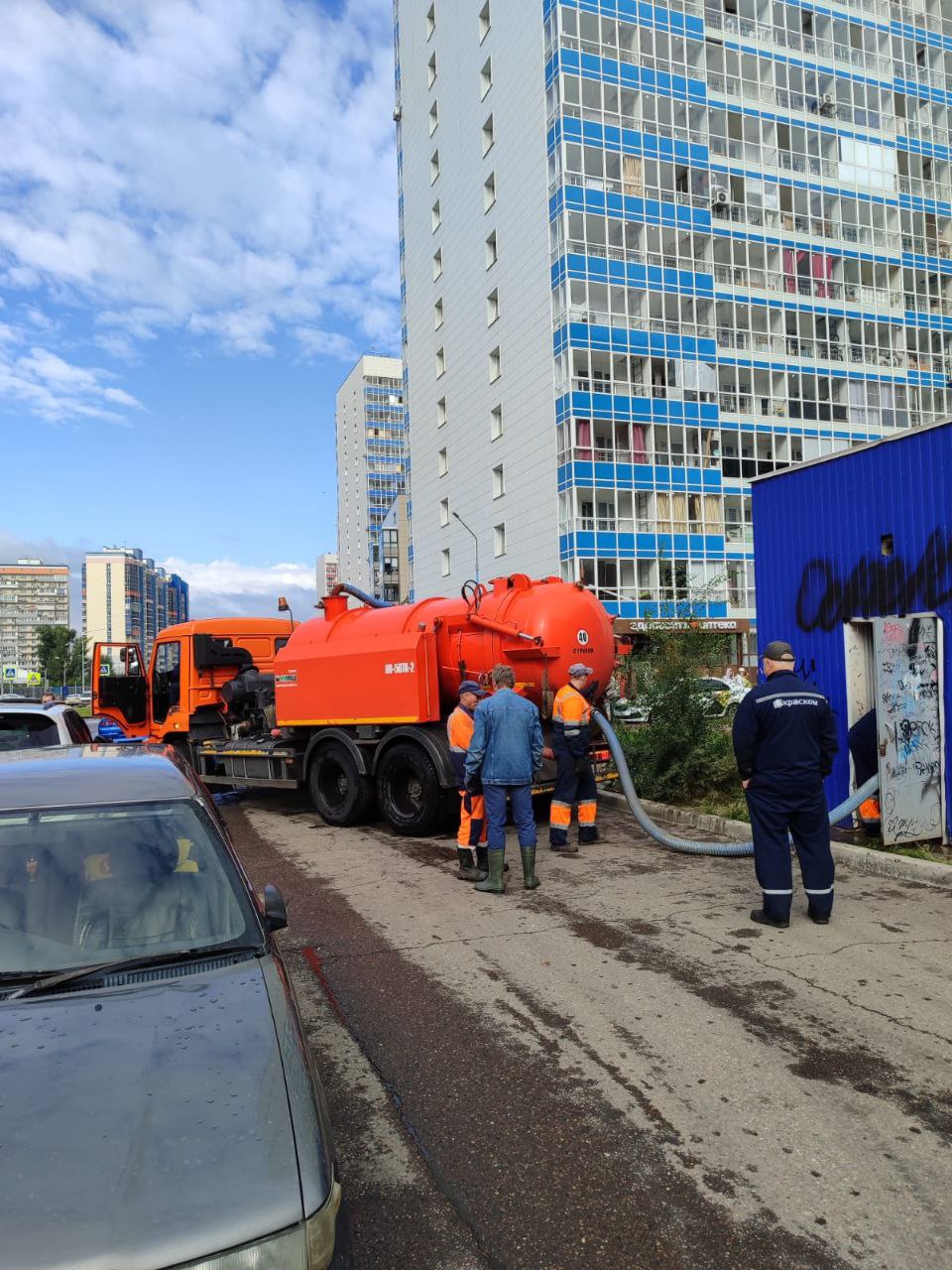 КрасКом продолжает ликвидацию нештатной ситуации на канализационно-насосной станции  КНС  в мкр. «Белые Росы», где городская система водоотведения приняла на себя удар стихии, заместив собой «ливневку».  Оборудование КНС на ул. Карамзина, 8, входящей в каскад из трех насосных станций, которые перекачивают бытовые стоки от жилых домов микрорайона «захлебнулось» дождевой водой.  Воду из приемного резервуара КНС и колодцев канализации откачивали три илососа, чтобы достать утоплены насосы.   После того, как резервуар почистят от кухонных тряпок, влажных салфеток и прочего твердого мусора, выброшенного жителями в мкр. «Белых Рос» в унитаз вместо мусоропровода, в КНС установят новые и запустят перекачку стоков.     Кроме КНС на ул. Карамзина, 8 не справляются с неконтролируемым поступлением дождевой воды насосные станции водоотведения на ул. Карамзина, 14 и 22а; ул. Паровозная, 7д; ул. Вавилова, 58а; Загородная, 1г; Кутузова, 73г; ул. Норильская, 40.  Благодарим жителей микрорайона за понимание форс-мажорных обстоятельств.   Питьевую воду к домам с 9 часов утра подвозят две автоцистерны по адресам: ул. Ярыгинская набережная, 3 и ул. Карамзина, 6.     В 10.30 часов еще одна автоцистерна с питьевой водой будет стоять на ул. Карамзина, 4.   Дополнительную информацию можно получить в диспетчерской службе КрасКом по телефону: 211-39-63.