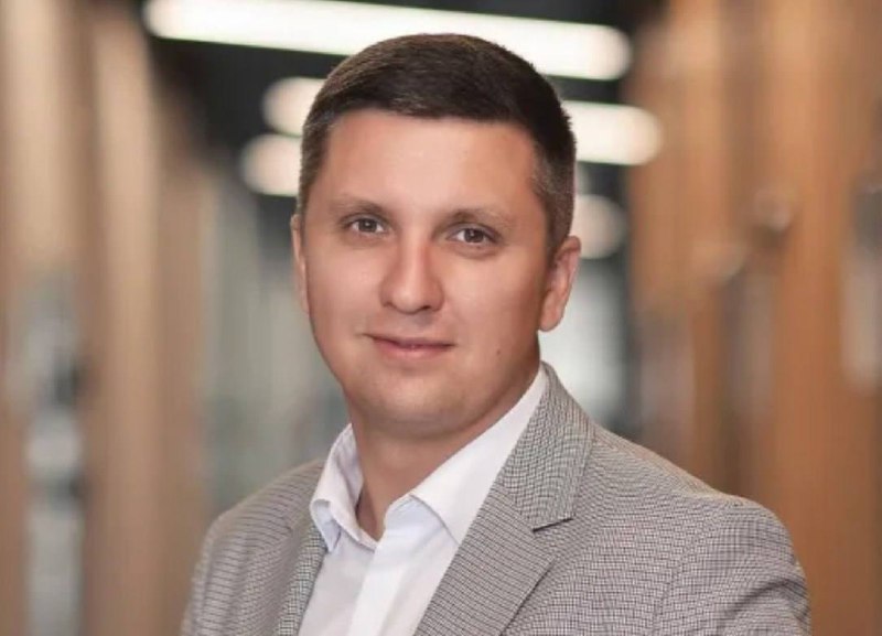 Оренбургский городовой Свердловский замминистра образования Никита Сафин стал депутатом горсовета в Оренбурге Как стало известно решение о назначении Сафина на новую должность было принято в сжатые сроки однако сходить с предвыборной гонки чиновник не захотел Он избирался по списку от Единой России Сейчас Сафин совмещает работу в правительстве Свердловской области и имеет статус депутата в Оренбурге Усидеть на двух стульях у него навряд ли получится Вопрос вероятно решится в ближайшее время orengorodovoy