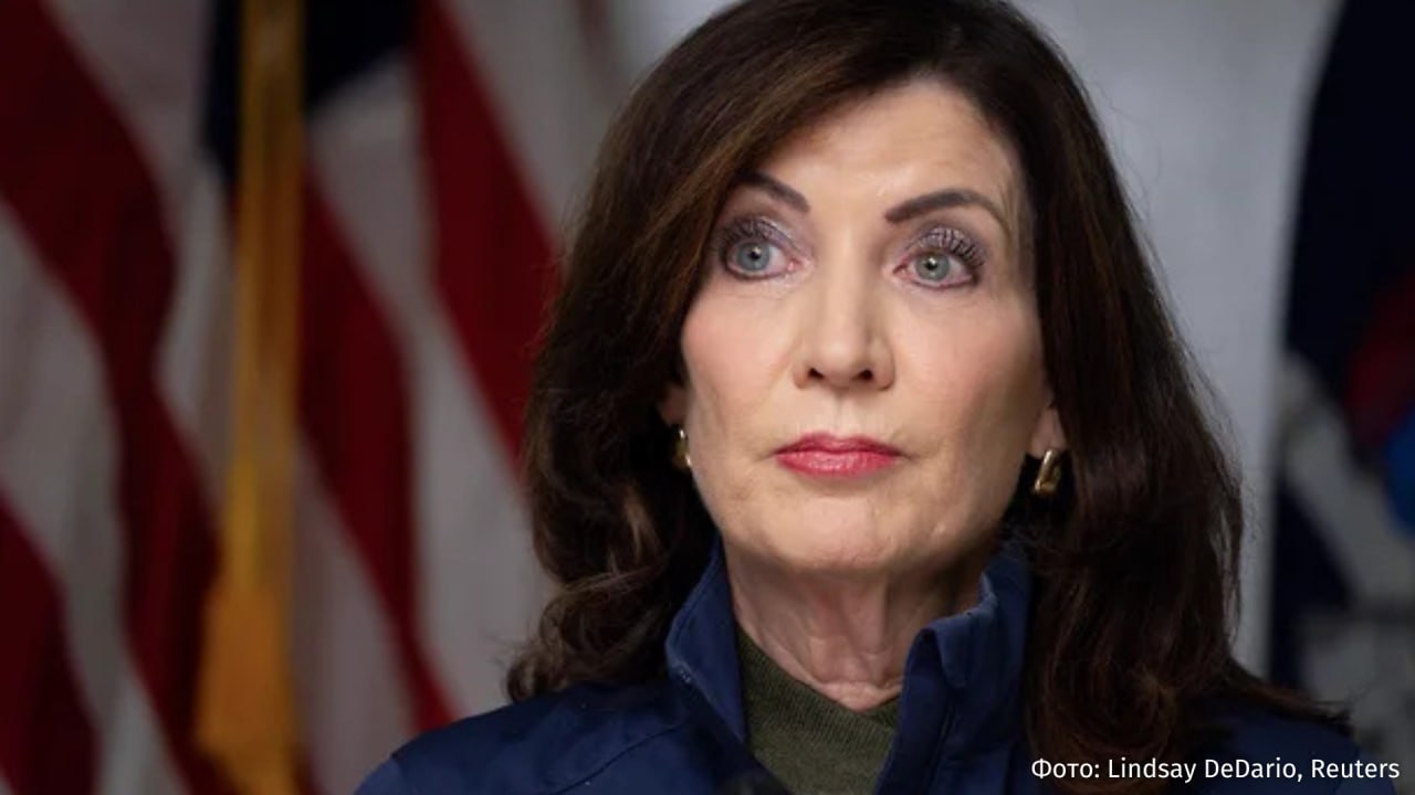 Режим ЧП объявили в Нью Йорке для обеспечения жителей продовольствием из за шатдауна Мера призвана не допустить перебоев с питанием для малоимущих жителей Губернатор также сообщила о выделении дополнительных 65 млн на экстренную продовольственную помощь По данным ее администрации эта сумма позволит предоставить около 40 млн порций еды нуждающимся Я хочу задействовать все имеющиеся в нашем распоряжении средства чтобы жители Нью Йорка не голодали заявила Хокул на пресс конференции Напомним шатдаун начался в США 1 октября Правительство прекратило работу из за непринятия бюджета конгрессом Ране губернатор штата Вирджиния также объявил режим ЧС из за шатдауна и голодающих граждан Мария Захарова прокомментировала ситуацию в США отметив что на помощь Киеву было потрачено слишком много средств из за чего федеральные служащие голодают Подписаться