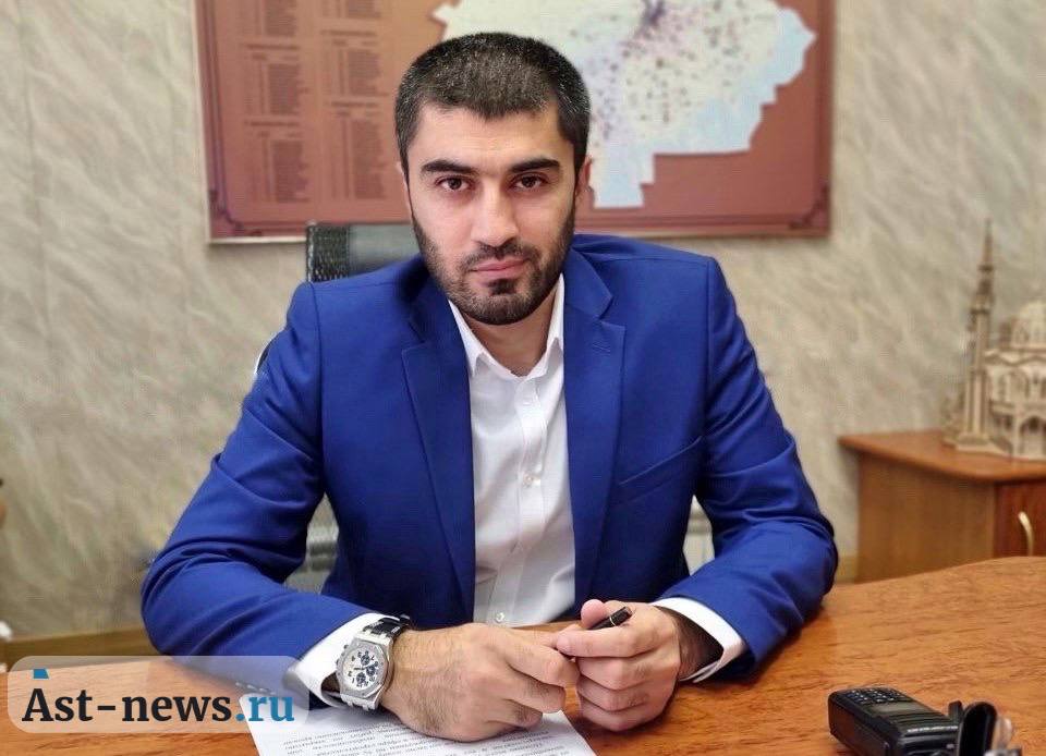 Силовики задержали замглавы минстроя Астраханской области Агаева Заместитель министра строительства и жилищно-коммунального хозяйства Астраханской области Рамин Агаев задержан сотрудниками правоохранительных органов. Задержание связано с махинациями на реконструкции культурно-развлекательного комплекса «Октябрь». Об этом стало известно AST-NEWS.ru от собственных источников. Криминальная хроника «Октября» В апреле следственный комитет сообщал об уголовном деле в отношении замдиректора управления по капитальному строительству Астраханской области – подведомственной облминстрою структуре. Между УКСом и московской строительной компанией заключен госконтракт на выполнение работ по строительству КРК «Октябрь». Представитель строительной компании обратился к замдиректора УКСа с просьбой оказать общее покровительство при осуществлении строительного контроля по указанному объекту, предложив ему взятку в размере 500 тысяч рублей. Полученными денежными средствами фигурант уголовного дела распорядился по собственному усмотрению. Затем фигурантом нового уголовного дела о даче взятки в крупном размере стал директор вышеуказанной строительной компании: находясь на территории «Октября» он попытался передать 500 тысяч рублей директору УКСа за общее покровительство при осуществлении строительного контроля по указанному объекту, а также попустительстве по службе в случае выявления нарушений и недостатков, допущенных его компанией. Чиновник от принятия указанных денежных средств отказался. Наконец, в начале мая сообщалось о возбуждении уголовного дела о получении взятки на главного специалиста по другим данным – руководителя отдела УКСа, который получал от представителя стройфирмы ежемесячно по 80 тысяч рублей, а в общей сумме не менее 400 000 рублей за общее покровительство при осуществлении строительного контроля по КРК. AST-NEWS.ru