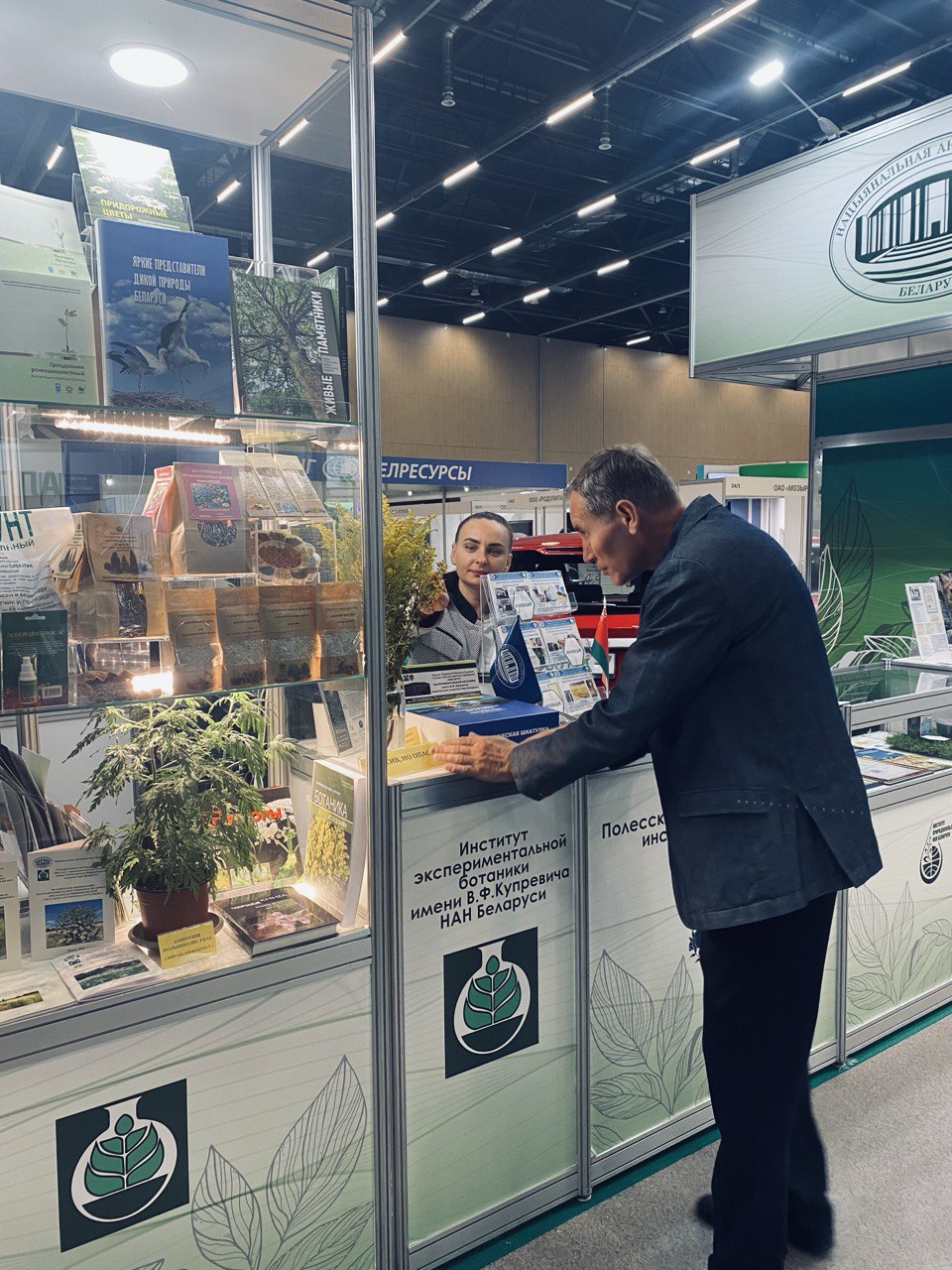 ECOLOGY EXPO 2025 продолжает работу Институт экспериментальной ботаники НАН Беларуси представляет на выставке результаты исследований по сохранению и управлению ресурсами растительного мира ставшими уже нашей визитной карточкой Это такие направления как Красная Книга мониторинг объектов растительного мира изучение и сохранение белорусских болот фитоинвазии  Все эти результаты имеют как фундаментальную так и конкретную прикладную направленность Например на основе специальных экспериментальных исследований предложены рекомендации по ограничению и распространению большинства наиболее опасных чужеродных видов растений Часть нашей экспозиции занимают также эко разработки в области повышения продуктивности и устойчивости сельскохозяйственных культур Ждём Вас
