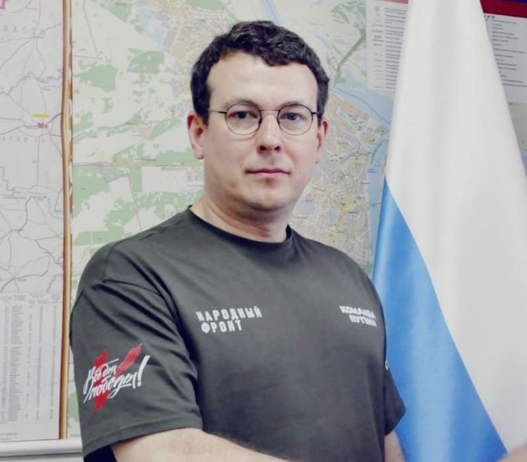 В Нижнем Новгороде по делу о мошенничестве задержали руководителя местного ОНФ Ранее Z блогерка Кашеварова анонсировала борьбу с расхитителями и предателями В Нижнем Новгороде по делу о мошенничестве в особо крупном размере задержан глава регионального отделения Народного фронта Андрей Жильцов сообщили Коммерсант и близкий к силовикам телеграм канал Baza По данным изданий 14 октября силовики пришли с обыском домой к Жильцову а также в офисы местного отделения Народного фронта и организации Нижегородская служба добровольцев которой он также руководит Предварительно речь о хищении средств при реализации нацпроекта пишет НИА Нижний Новгород со ссылкой на источник среди силовиков В офисе ОНФ изданию NN ru сообщили что ни о каких задержаниях ничего не знают и обыска в организации не было Медиазоне там же ответили что не будут комментировать сообщения о задержании их руководителя 10 августа Z блогерка Анастасия Кашеварова анонсировала санацию государства и борьбу с расхитителями и предателями По ее словам силовикам дали указания жестко чистить коррупцию как в регионах так и на федеральном уровне и в списке сейчас 70 80 фамилий фото Андрей Жильцов сайт Общественной палаты Нижегородской области