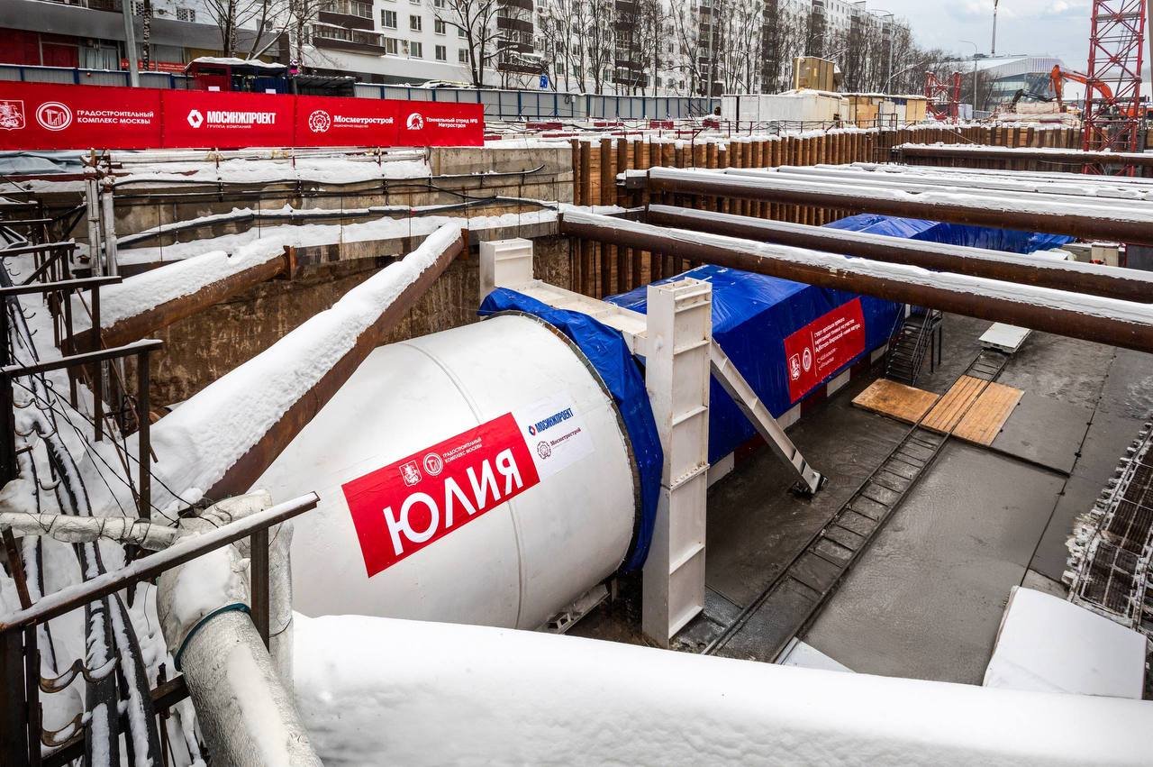 Стартовала проходка правого тоннеля до станции метро Гольяново Вслед за левым тоннелем началась проходка правого длиной более 1 6 км Щит Юлия пройдёт под проезжей частью улиц Уральской Уссурийской площадью Белы Куна и вдоль Гольяновского пруда Завершим проходку в сентябре этого года Подробнее в посте мэра в Telegram или в мессенджере MAX stroi mos ru