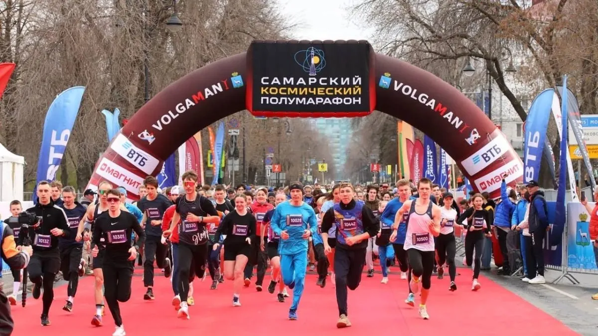 В Самаре проходит XI Космический полумарафон 19 апреля на Волжском проспекте любители бега стартовали на дистанциях 3 5 10 и 21 1 км Космического полумарафона В этом году ежегодный забег посвящен первой в России Неделе космоса которая будет проводиться ежегодно в рамках Десятилетия науки и технологий по распоряжению Владимира Путина Участников приветствовал врио заместителя Губернатора Самарской области Дмитрий Яковлев Он отметил что благодаря поддержке главы региона Вячеслава Федорищева в регионе создаются все необходимые условия для развития массового спорта Это масштабное спортивное мероприятие мы проводим уже в одиннадцатый раз Из года в год оно становится точкой притяжения любителей физкультуры всех тех для кого спорт является нормой и важной частью повседневной жизни За это время Космический полумарафон полюбился не только жителям Самарской области но и нашим соседям сегодня на старте представители 45 регионов нашей страны Отрадно что бег приобретает все большую популярность становится полезным досугом и объединяет семьи друзей и трудовые коллективы Желаю каждому из вас сегодня не только установить личные рекорды но и насладиться видами нашего прекрасного города сказал Дмитрий Яковлев Всего на старт вышли порядка 5000 участников из 190 городов России Впервые в полумарафоне принимает участие более 550 детей Младшему участнику забега всего один год самому опытному спортсмену 86 лет Погода 19 апреля преподнесла сюрприз утром пасмурное небо и порывистый ветер а ближе к полудню начался небольшой дождь Тем не менее несмотря на погодные условия участникам они не помешали Более того многие бегуны отметили что лёгкая морось помогла не перегреться на длинных дистанциях Температура воздуха держалась в районе 12 14 градусов Вдоль трассы были организованы пункты питания и медицинского сопровождения На финише каждый участник получил памятную медаль с космической символикой Атмосфера праздника не ослабевала ни на минуту зрители поддерживали бегунов на протяжении всей трассы а на финише развернулась концертная программа Максим Калинкин ГТРК Самара MAX lВК lОК lСАЙТ