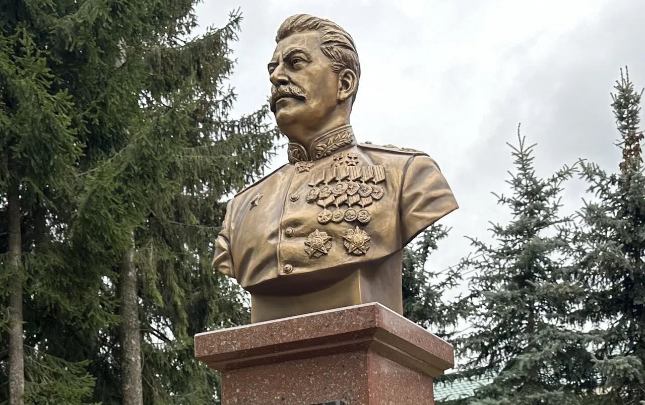 8 мая, накануне 80-летия Дня Победы советского народа в Великой Отечественной войне, в Можайске открыли памятник генералиссимусу Иосифу Виссарионовичу Сталину. Торжественное открытие монумента состоялось в Сквере Славы в центре Можайска. Инициатором установки памятника стало местное отделение КПРФ.
