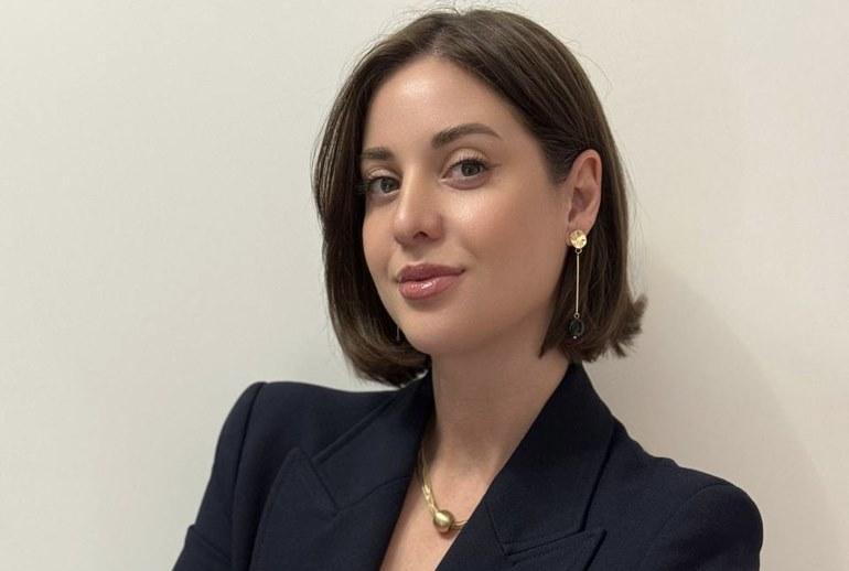 Лемана ПРО назначила операционного директора по маркетингу Компания Лемана ПРО объявила о назначении Анны Грибовой на должность операционного директора по маркетингу Она приступила к работе 20 октября 2025 года Ранее этот пост занимала Лола Саторова покинувшая компанию в августе Анна Грибова имеет более десяти лет опыта в маркетинге и бренд менеджменте До прихода в Лемана ПРО она отвечала за развитие маркетинговых стратегий и цифровую трансформацию брендов в категориях снеков и напитков в России странах СНГ Восточной Европы и Турции В числе её приоритетных задач развитие нового позиционирования бренда персонализация коммуникаций и совершенствование аналитики и атрибуции для точной оценки эффективности каналов