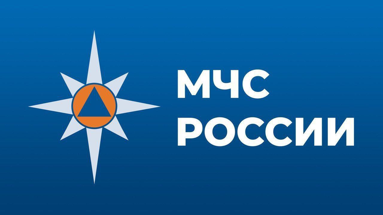 От Челябинского гидрометцентра получено штормовое предупреждение о продлении опасных погодных явлений:    ночью и днем 3 июня в отдельных районах Челябинской области сохраняются грозы, сильные ливни, очень сильные дожди, град, местами крупный, шквалистое усиление ветра при грозах до 25 м/с.  Соблюдай меры личной безопасности:  возьми под особый контроль детей и не оставляй их без присмотра;    заблаговременно убери вещи с балкона, закрой окна;    избегай рекламных щитов, деревьев и слабо укрепленных конструкций.      Телефон вызова экстренных служб 101 и 112