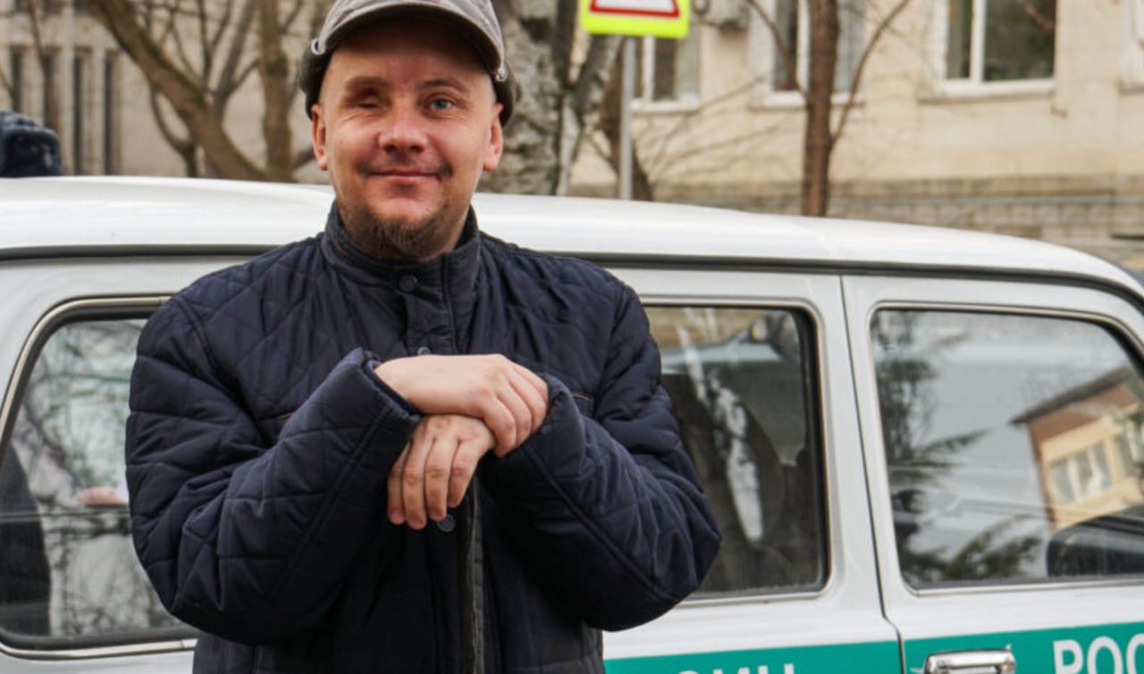 Суд освободил от наказания незрячего политзаэка Александра Сизикова, осужденного за «подготовку к захвату власти» Суд в Красноярском крае освободил от наказания крымчанина Александра Сизикова, осужденного на 17 лет колонии за «организацию деятельности террористической организации» и «подготовку к насильственному захвату власти», cообщает «Тюремный адвокат». Cизиков абсолютно не видит и является инвалидом по зрению. Представление о его освобождении подавала ФСИН. В марте 2025-го мужчину обследовали в Красноярской туберкулезной больнице № 1, где ему диагностировали полную слепоту, а также гипертонию III степени. Больница рекомендовала освободить заключенного, отмечает «ОВД-Инфо» . Александра Сизикова задержали в июле 2020 года вместе с двумя другими жителями Бахчисарайского района Крыма Алимом Суфьяновым и Сейраном Хайрединовым — по подозрению в принадлежности к исламской экстремистской организации «Хизб ут-Тахрир» . Суд отправил обоих в СИЗО, а Сизикову назначил домашний арест. В мае 2023 года Южный окружной военный суд приговорил Сизикова к 17 годам колонии строгого режима с отбыванием первых четырех лет в тюрьме. Суфьянову и Хайрединову назначили 12 лет лишения свободы. В сентябре 2023-го полицейские забрали Сизикова из дома и поместили в СИЗО-1 Симферополя. Власти РФ считают «иноагентом» Запрещена в России решением Верховного Суда РФ