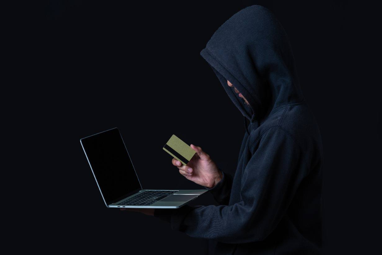 Мошенники обманывают участников СВО и их семьи под видом выгодных инвестиций Аферисты создают поддельные сайты где предлагают бойцам и их родным уникальную инвестиционную программу Еще и добавляют что проект поддержан лично президентом обещают 21 прибыли в месяц Для убедительности мошенники используют поддельные отзывы с участием бойцов На сайтах даже есть фальшивый калькулятор чтобы рассчитать прибыль Но для получения денег вас просят сначала внести от 50 тысяч рублей оставить личные данные затем аферисты получают доступ к счетам Будьте бдительны Подпишитесь на Абзац Добавьте Абзац в ленту Дзена