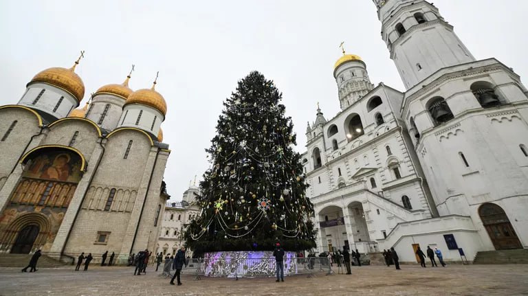 В Кремле украсили главную новогоднюю ёлку России На неё повесили 2 5 тысячи кристаллов льда снежных шаров и других игрушек Праздничный наряд состоит из мерцающих гирлянд бус льда и шишек Дополняют декор светодиодные сосульки с эффектом бегущего света светодиодные мерцающие подвески В этом году для украшения используются новые самые большие за историю оформления светодиодные снежинки размерами 80 и 115 сантиметров Общая длина гирлянд 2 5 километра рассказали в Управделами президента России Там отметили что в этом году дизайн проект новогоднего оформления называется Морозный узор В цветовой гамме использовали перламутровые оттенки передающие блеск кристаллов льда Зимнюю гамму дополняют белый золотой и синий Подписаться на Говорит Москва Telegram VK MAX