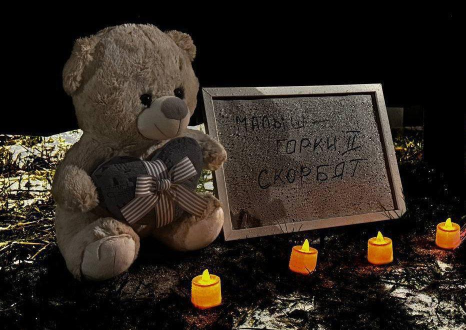 Посла РФ вызвали в МИД Таджикистана из за гибели школьника в Подмосковье Послу России вручили ноту в связи с гибелью ученика 4 го класса гражданина Таджикистана при нападении в школе в Горках 2 Душанбе потребовал объективного расследования и наказания виновных выразив соболезнования семье погибшего Нападение произошло 16 декабря Подозреваемый ученик 9 го класса он задержан Возбуждено уголовное дело newsnnt