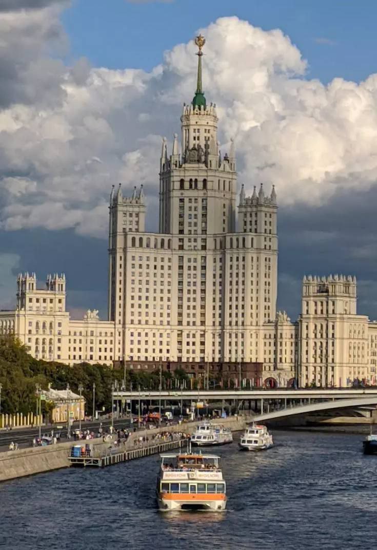 В России предложили снизить стaвки по ипoтеке для москвичей В Москве стоило бы сделать самые низкие стaвки по ипoтеке, так как цены на квартиры в столице многократно превышают местные зарплаты. В регионах жилье более-менее доступно — эксперт по фондовому рынку Кирилл Селезнев Поддерживаете идею льгот только для столицы?