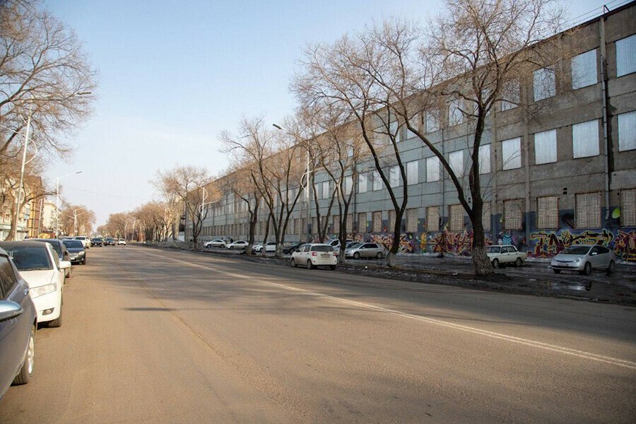 В среду, 14 мая, в Благовещенске начинается ремонт участка Ленина от Лазо до Партизанской. Этот важный отрезок соединяют центральную часть Благовещенска с его восточными районами. Ежедневно здесь проезжают сотни автомобилей и проходят сотни пешеходов. Поэтому обновление дорожного полотна имеет большое значение для повышения комфорта и безопасности горожан. В ходе ремонта полностью обновят дорожное покрытие, бордюрные камни, заменят ливневую и кабельную канализации, нанесут разметку и установят соответствующие знаки, сообщает мэрия. Завершить работы планируют 20 июня. До этого времени дорога будет закрыта для движения автомобилистов. На общественный транспорт перекрытие не повлияет. Как сообщал Amur.life, на Ленина заканчивают работы на отрезке от Лазо до Пушкина. Открыть его планируют 18 мая.