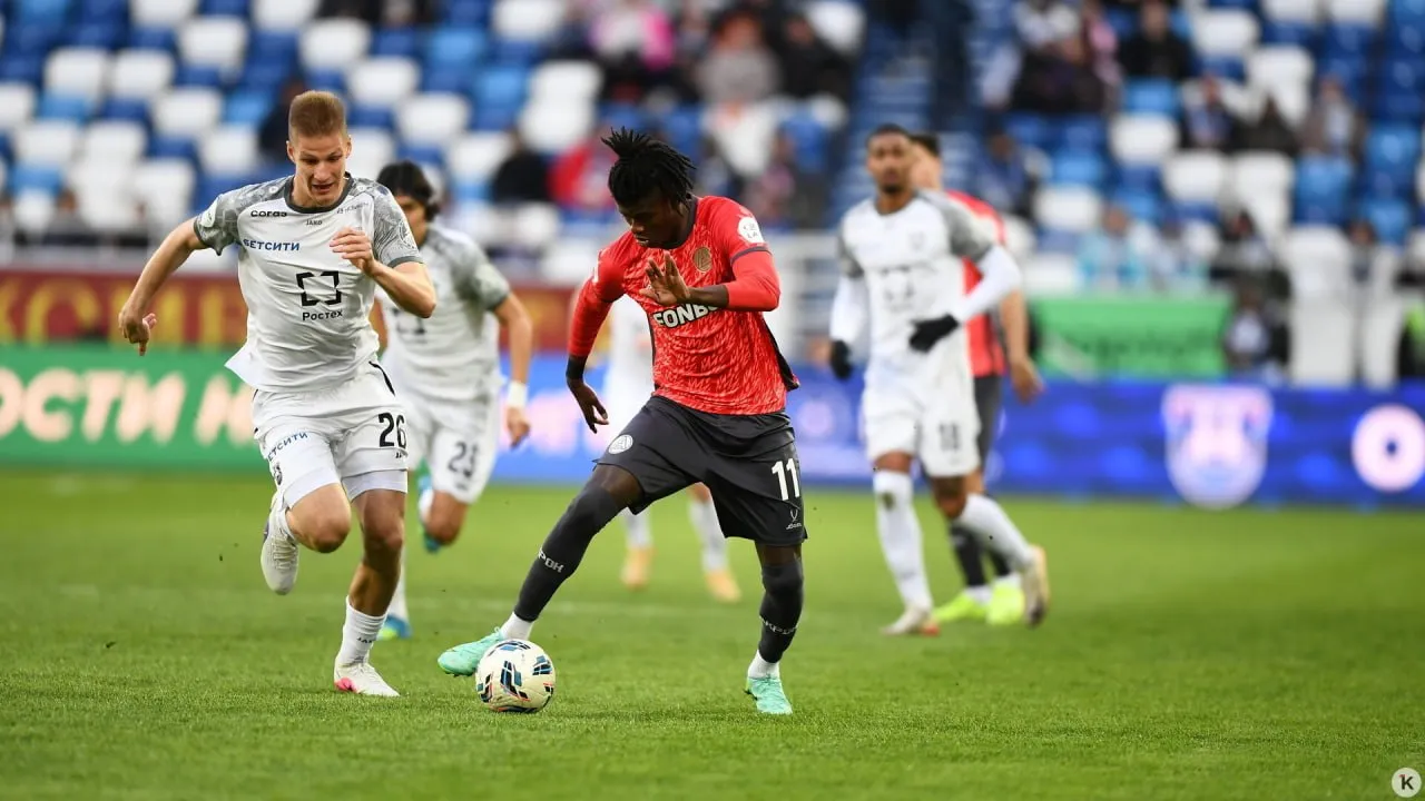Балтика отпускает Локомотив и Спартак в бронзовой гонке Калининградцы на своём поле проиграли 0 1 Акрону Шансы Балтики финишировать в тройке призёров по итогам чемпионата России заметно снизились после домашнего поражения от Акрона передаёт корреспондент Клопс Команда Андрея Талалаева оказаль не готова к зубастой игре волжан К тому же атакующий дуэт тольяттинцев Дзюба Беншимол постоянно держал оборону хозяев в состоянии стресса На 15 минуте уроженец островов Зелёного Мыса опередил Александра Филина и пробил мимо Кукушкина ВАР определил что 11 й номер гостей был в момент приёма мяча вне игры Калининградцев это встряхнуло и они попытались наладить атакующую игру Правда кроме удара Андерсона Эдуардо ничего создать не удалось Подробнее в нашем материале