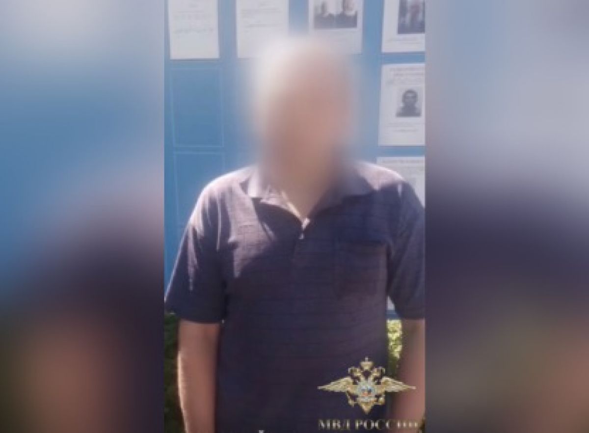 Полицейские показали задержанного подозреваемого в стрельбе на вокзале в Россоши     Видео с фигурантом по делу о покушении на убийство двух и более людей опубликовали в пресс-службе МВД России.  На видео мужчина, отвечая на вопросы полицейского, признает, что задержан за стрельбу и сообщает, что планирует дать чистосердечное признание и сдать силовикам оружие.  ↗  Прислать новость   Подписаться