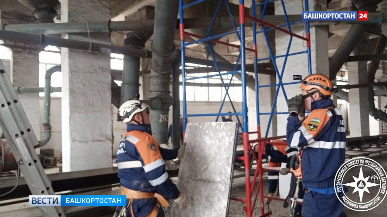В Мелеузовском районе Башкортостана разбился рабочий, сорвавшись в 30-метровый бункер На одном из предприятий Башкортостана в селе Зирган трагически погиб мужчина, упав в емкость с высоты около 30 метров. Как сообщили в пресс-службе Госкомитета РБ по ЧС, рабочие выполняли ремонтные работы в бункере высотой около 30 метров. Во время работ плита, расположенная в верхней части бункера, не выдержала и произошло частичное обрушение. Погибший, находившийся на этой плите, упал в емкость. Подписаться Сообщить новости